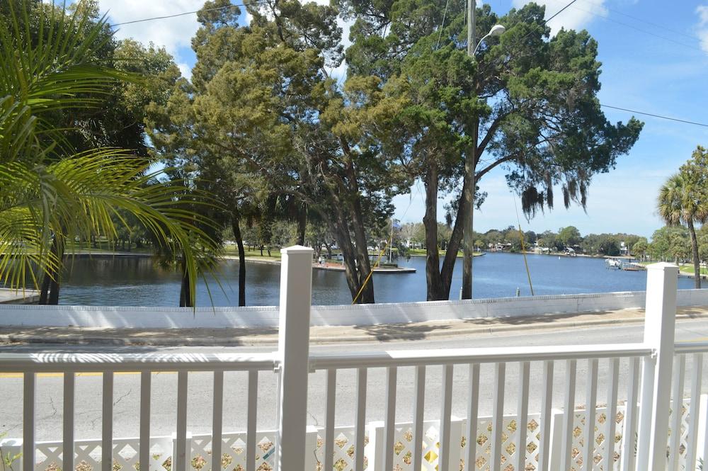 Tarpon Inn Exterior