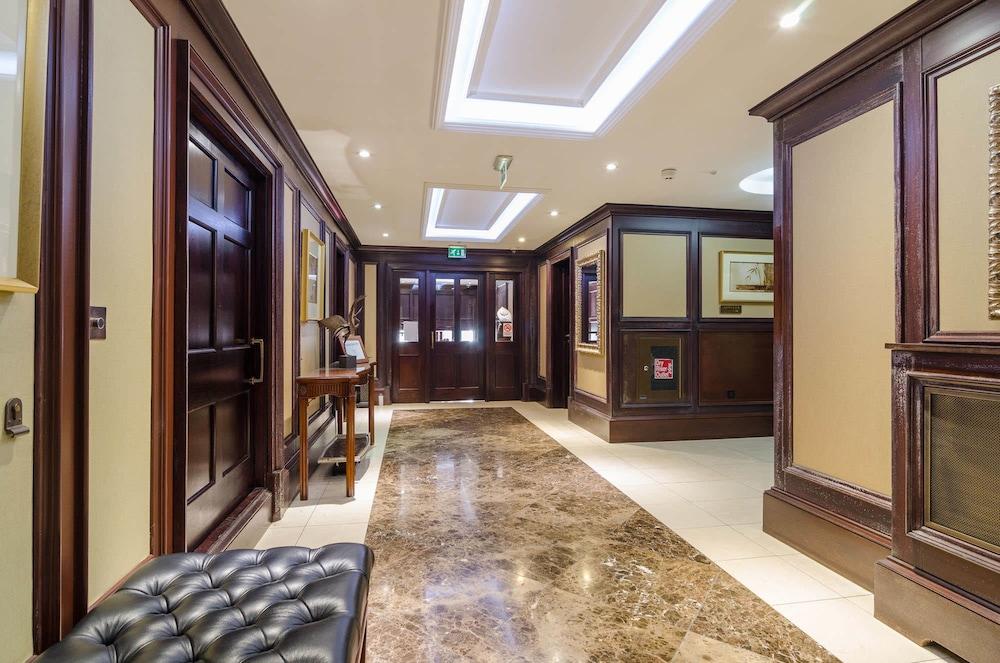 كاستوم هاوس سكوير: كاتيدرال كوارتر