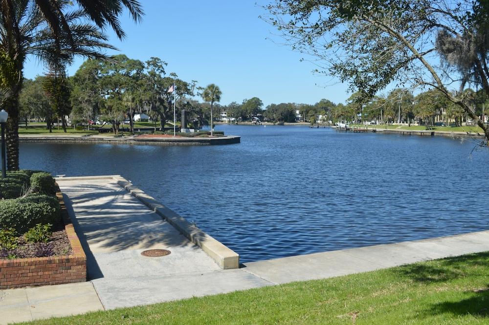 Tarpon Inn Exterior