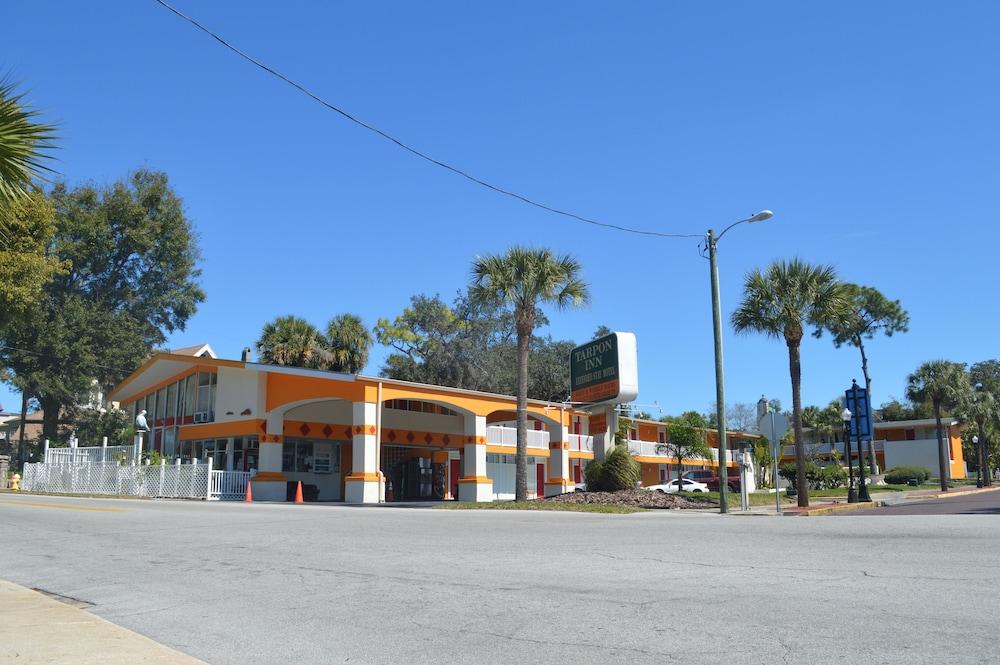 Tarpon Inn Exterior
