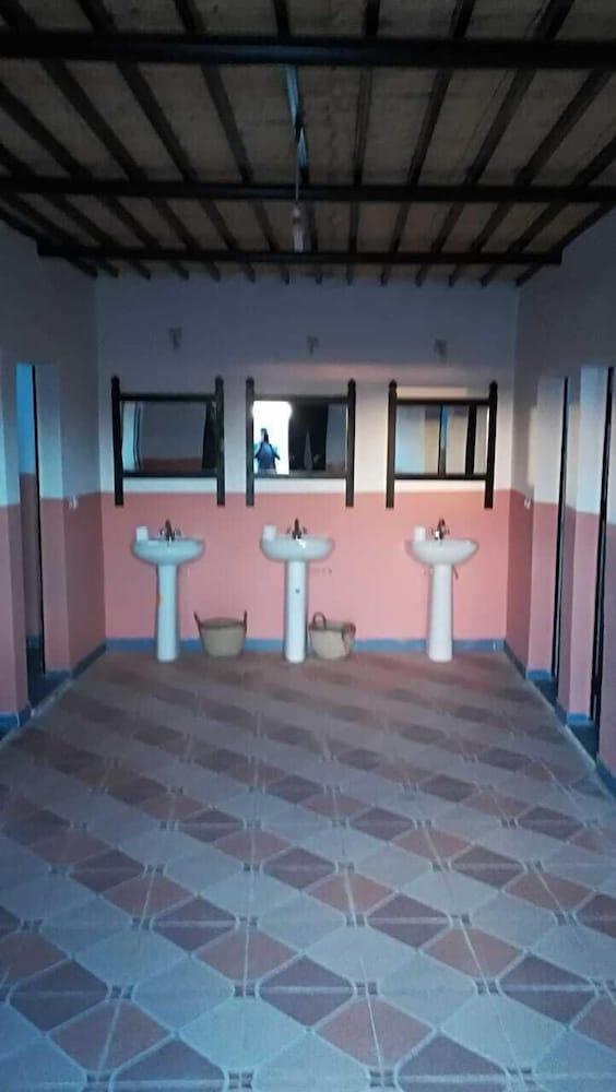 كارافان رونارد دو ديزرت حمام