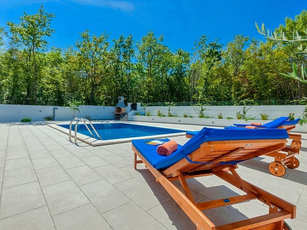 Gorgeous Villa in Belavici With Swimming Pool