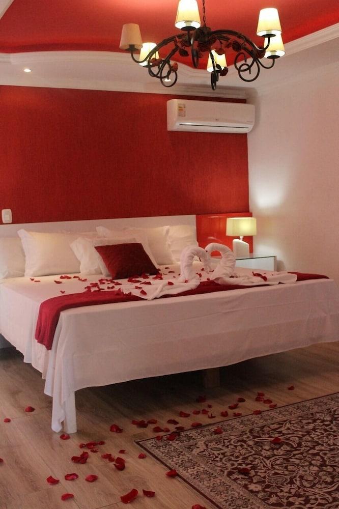 Amber 449 Room