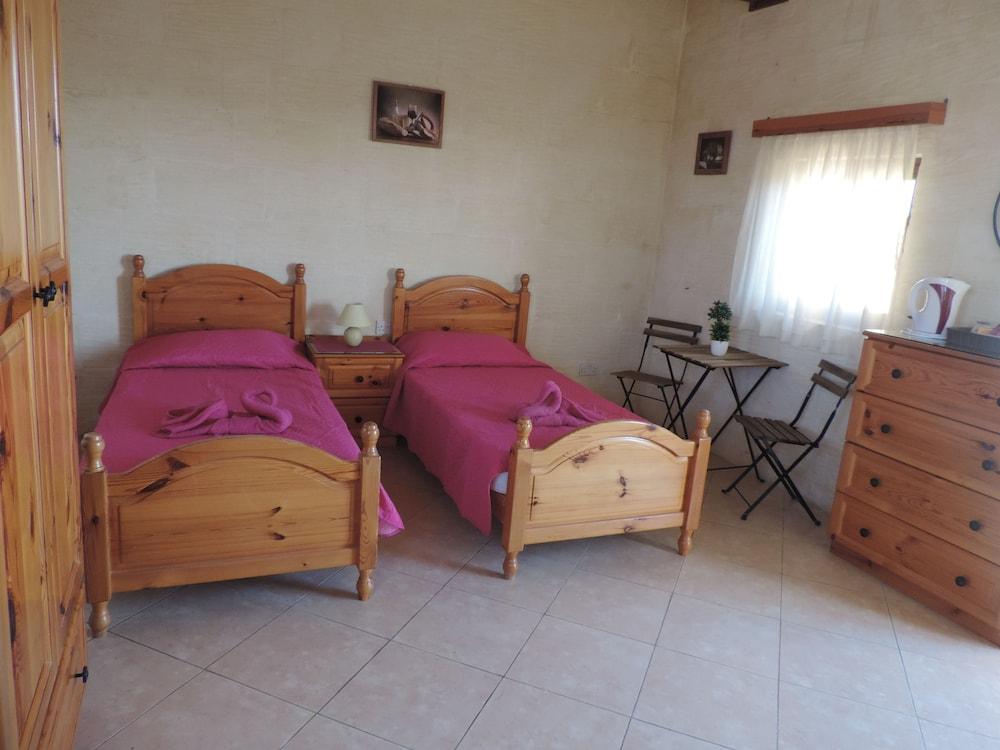 جوزو هوليداي هاوس غرفة