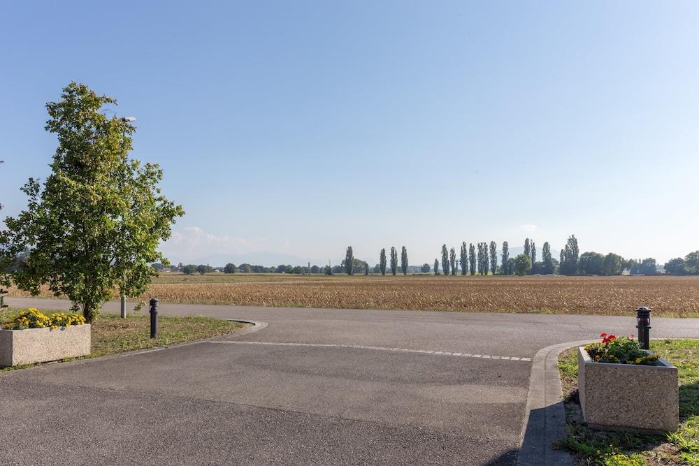 أدونيس إكسيليور جران جنيف المنطقة الخارجية