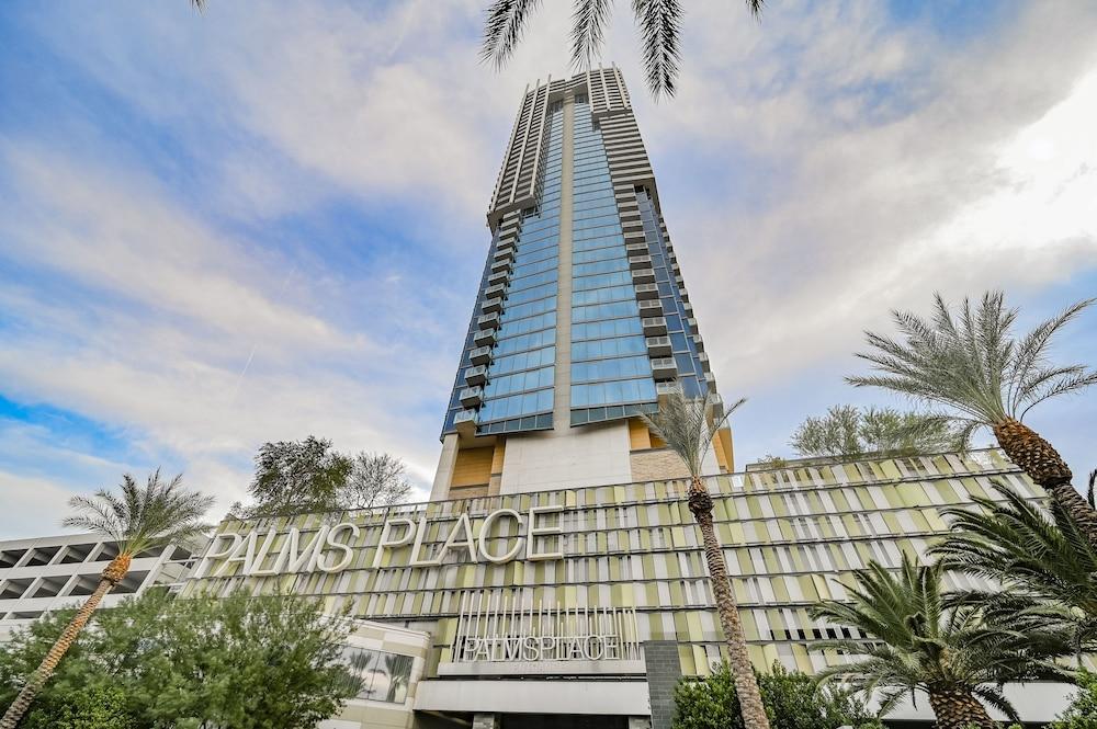StripViewSuites at Palms Place Penthouses Exterior