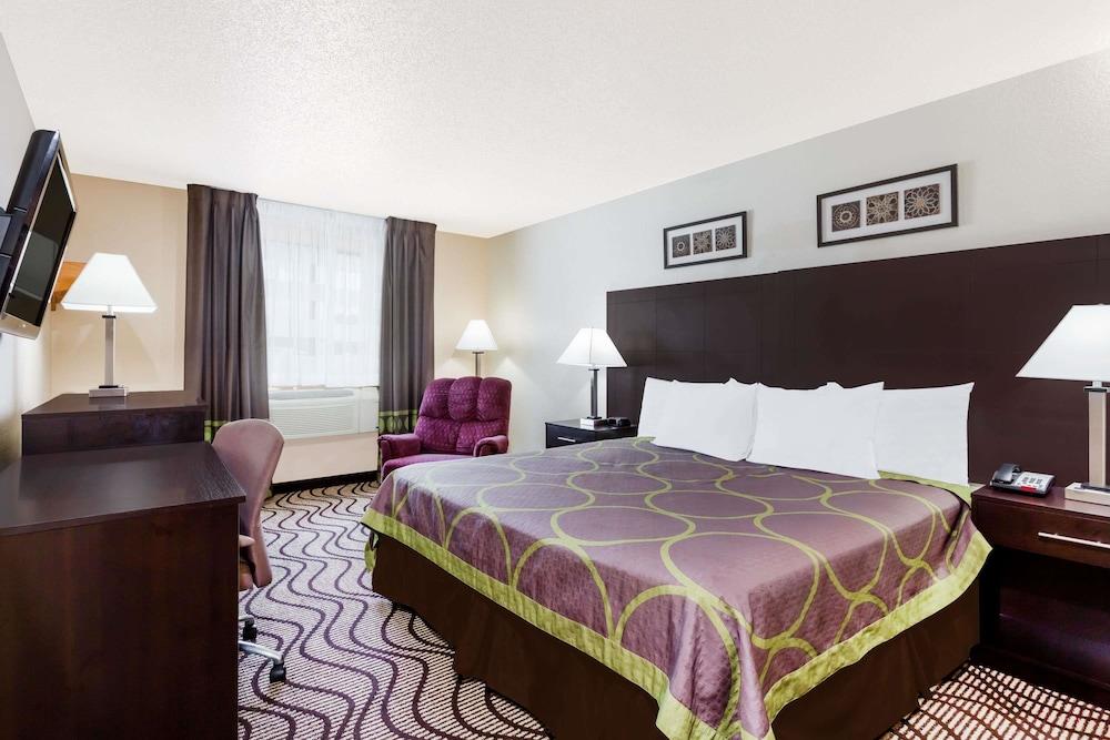Super 8 by Wyndham Tappahannock VA Room