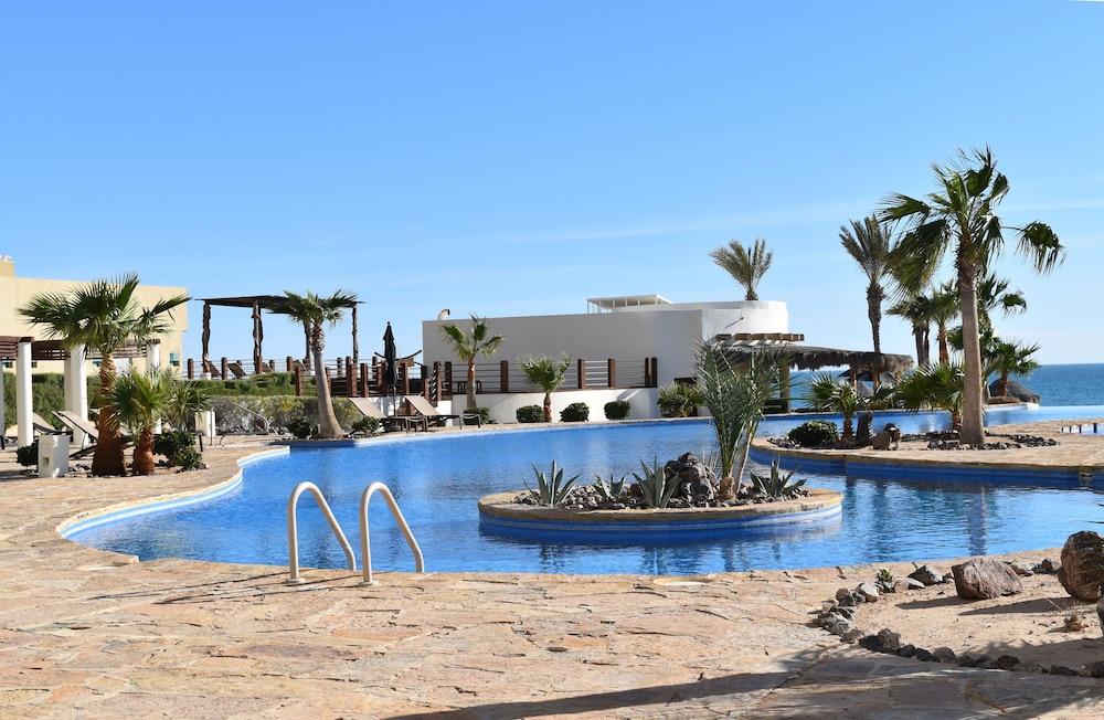 لونا بلانكا باي كيفويا حمام سباحة مكشوف