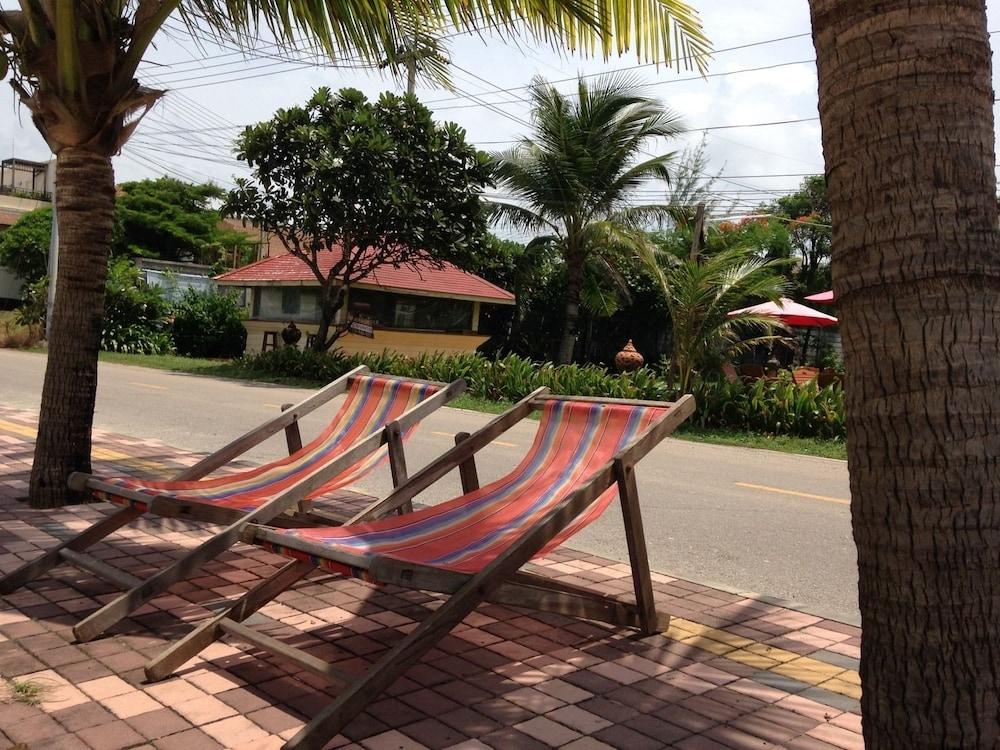 Ruenthairimhaad Resort Sundeck