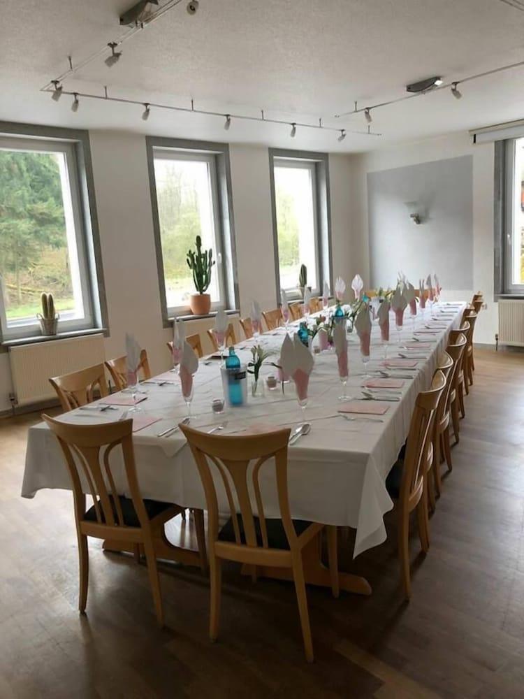 هوتل آم بيرجبارك نويه دروسيل أخرى