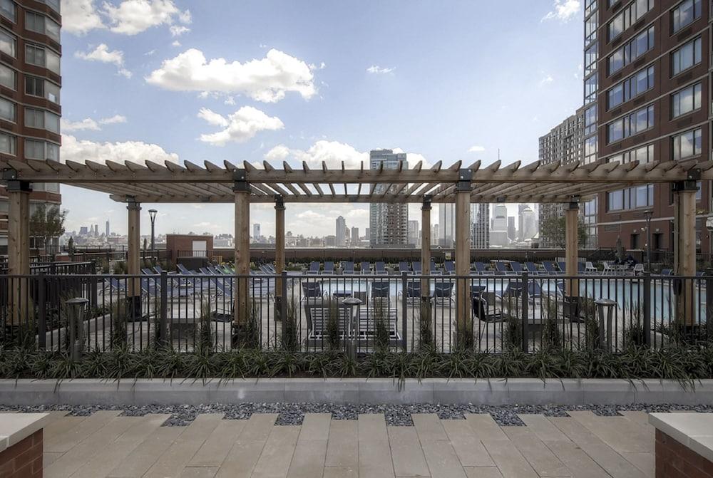 غلوبال لاكجري سويتس آت نيوبورت زحليقة مائية