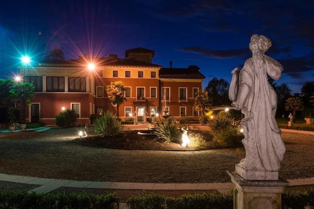 بارك هوتل فيلا فيسيني المنطقة الخارجية