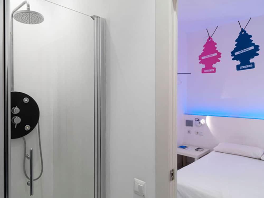 Chic & Basic Tallers Hostal Room