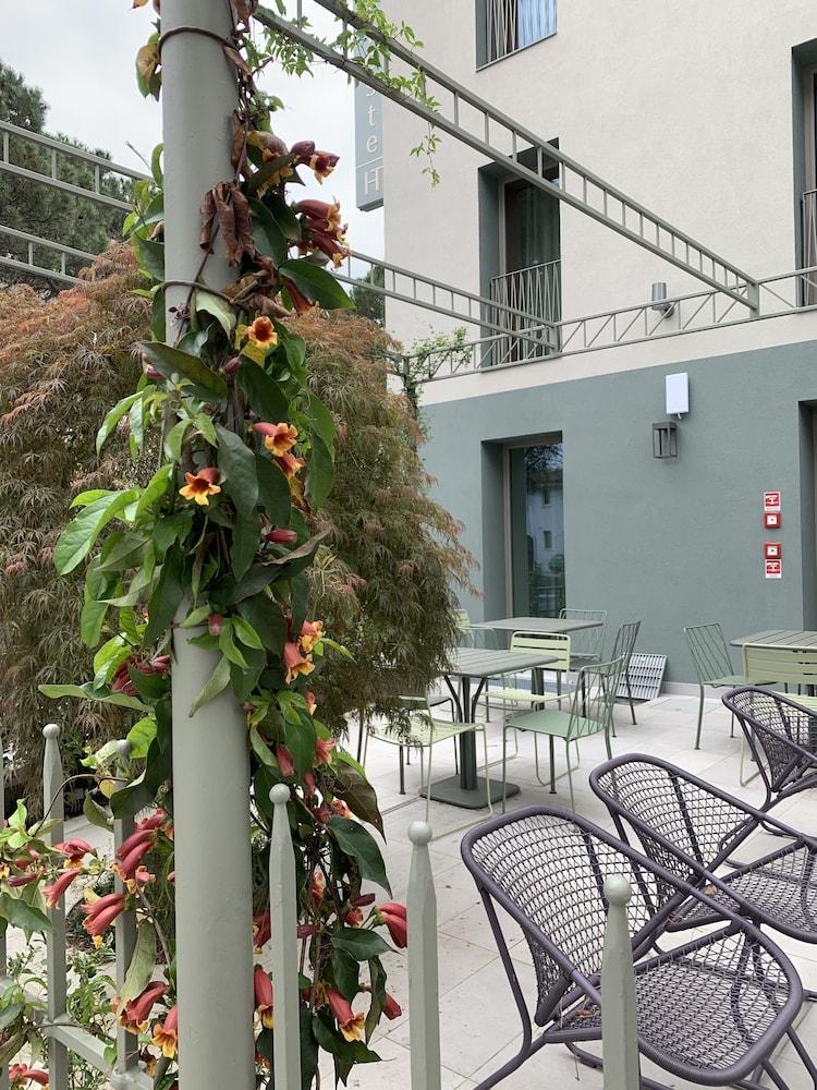 HT Hotel Trieste Exterior