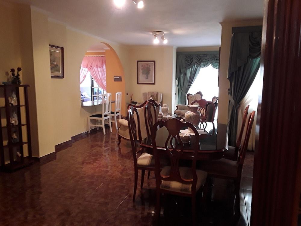 سبيشيوس آند كوزي أتيك تو ريست آند إنجوي