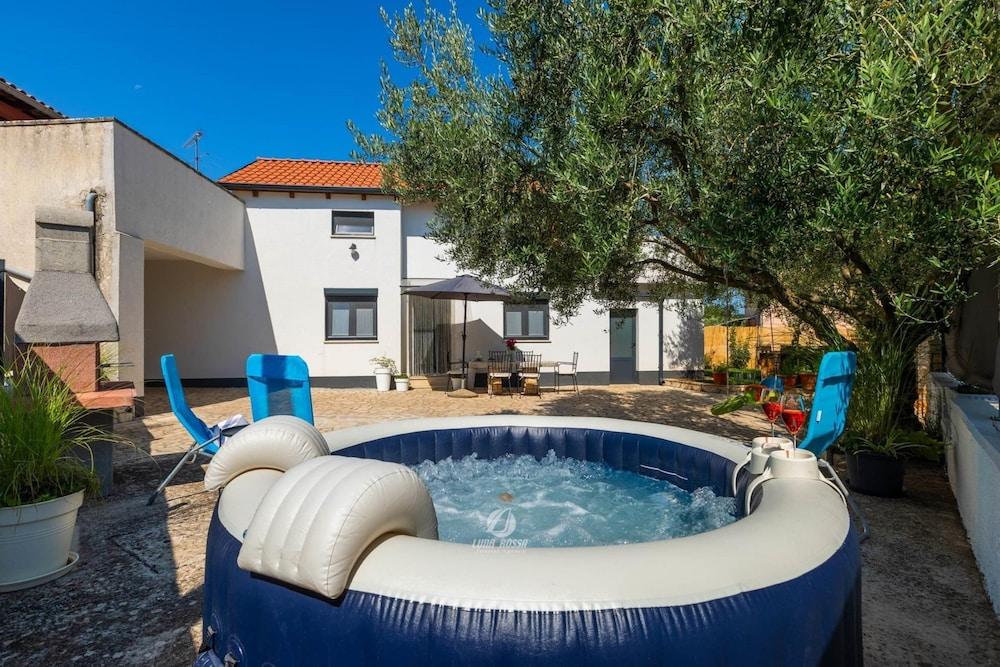 Adorable Home With Private Garden and Bubble Bath