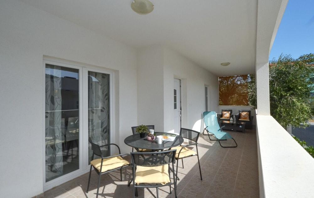 بازانين - 2 إي فروم ذا بيتش   ٕت