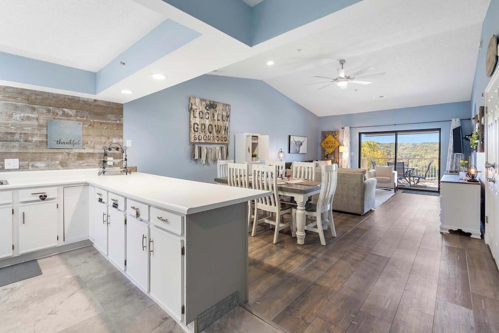 جاثرينج بليس آت ذا فوتهيلز نير باركس!