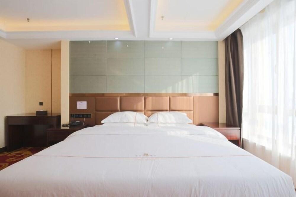 Fangzheng Golden Lake Hotel (High-speed Railway Station)