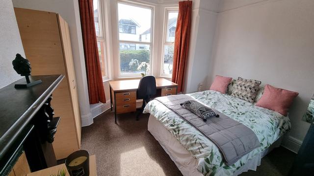 Spacious 4-bed House Great Location Coventry