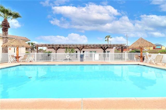 Gulf 2 Bedroom Condo by Redawning