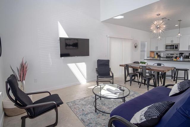 براند نيو 7 ستايليش  بد رو رننر ايكسيتينغ داونتاون