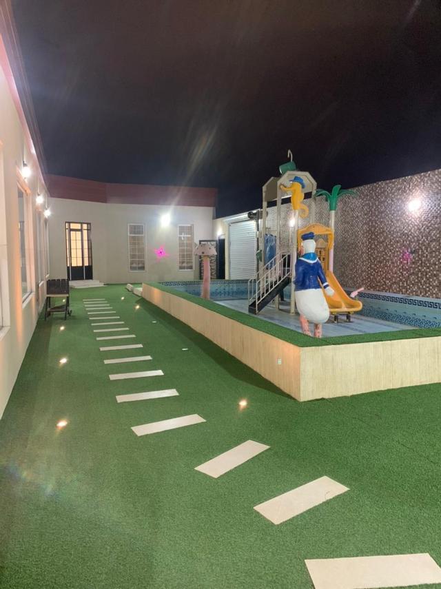 شاليه بتصميم رائع للعائلات وبألعاب مائية | 2886