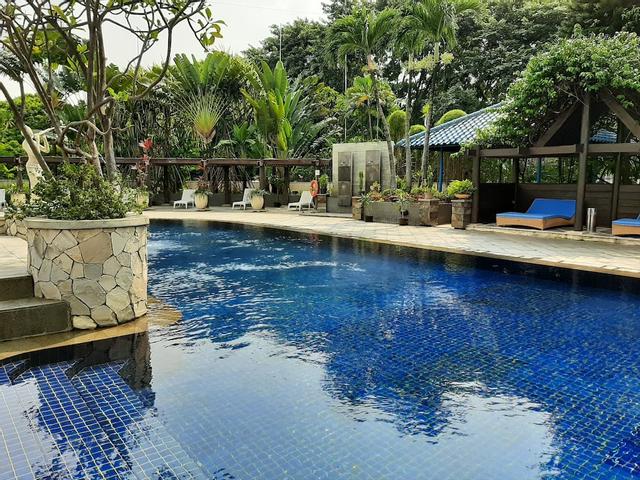 Stylish and Posh Studio Park Royale Apartment