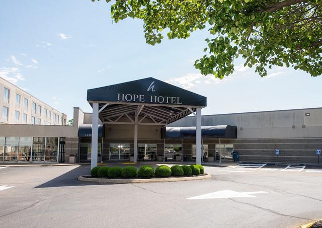 ذا هوب هوتل آند ريتشارد سي هولبروك